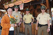 Blumen auch für die Polizei (Foto: Ingrid Grossmann)